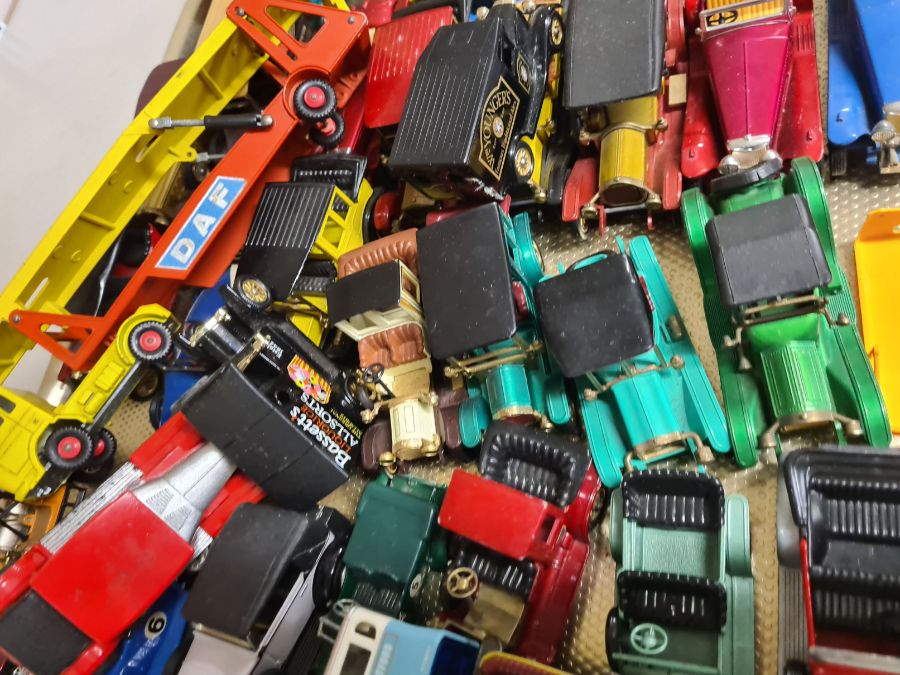 Tray lot of Matchbox and Lledo die cast cars and commercial vehicles. - Image 3 of 4