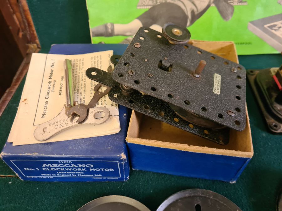 A mixed lot of vintage Meccano including clockwork and electric motors, fittings, wheels red and - Image 4 of 6