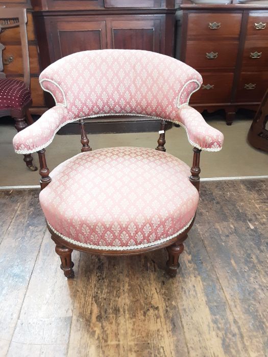 Edwardian walnut tub chair with turned and reeded supports and front legs.