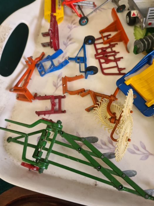 Tray lot of Britains farm implements and parts. - Image 4 of 7