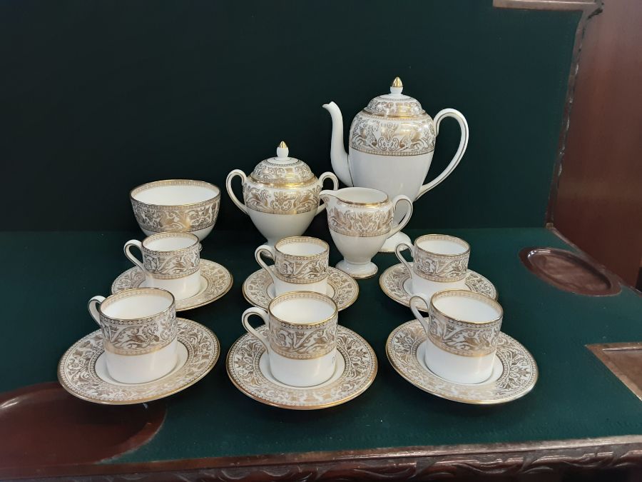 Wedgwood gilt Gold Florentine coffee set comprising 6 cups, 6 saucers, coffee pot, sugar and cream