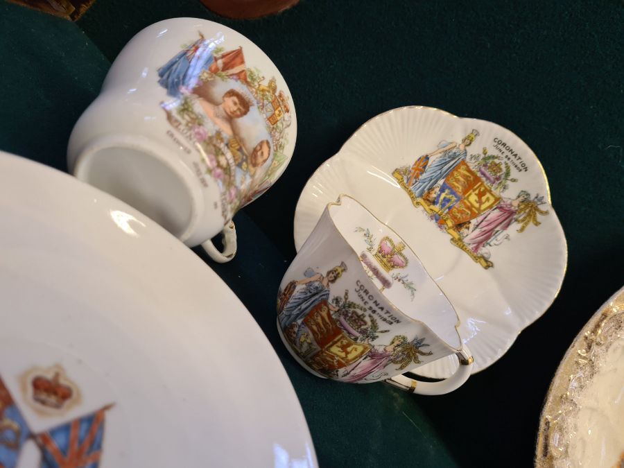 Collection of Victorian and later Royal commemorative wares to include plates, cups, saucers, etched - Image 7 of 8