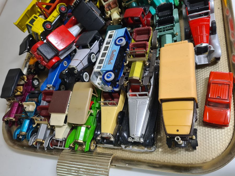 Tray lot of Matchbox and Lledo die cast cars and commercial vehicles. - Image 4 of 4