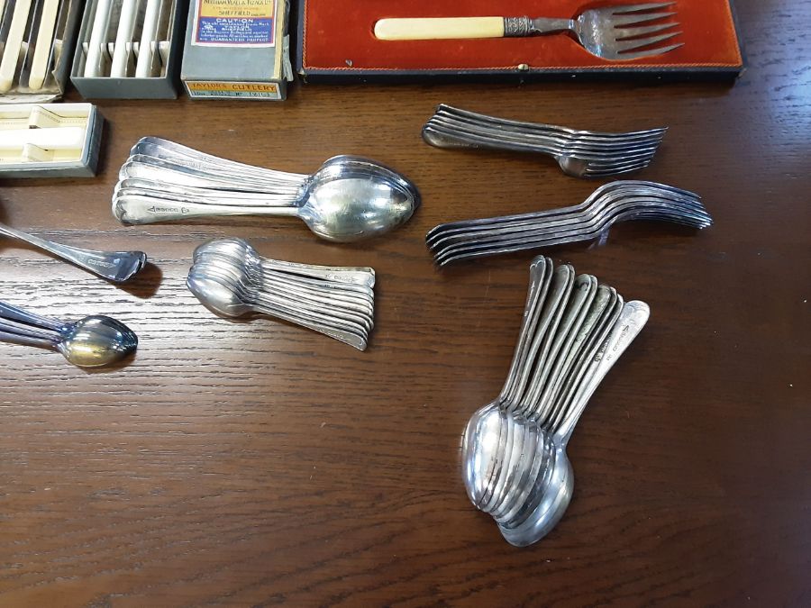 Tray lot of assorted cased cutlery to include dinner knives, Walker & Hall fish serving set and a - Image 4 of 5