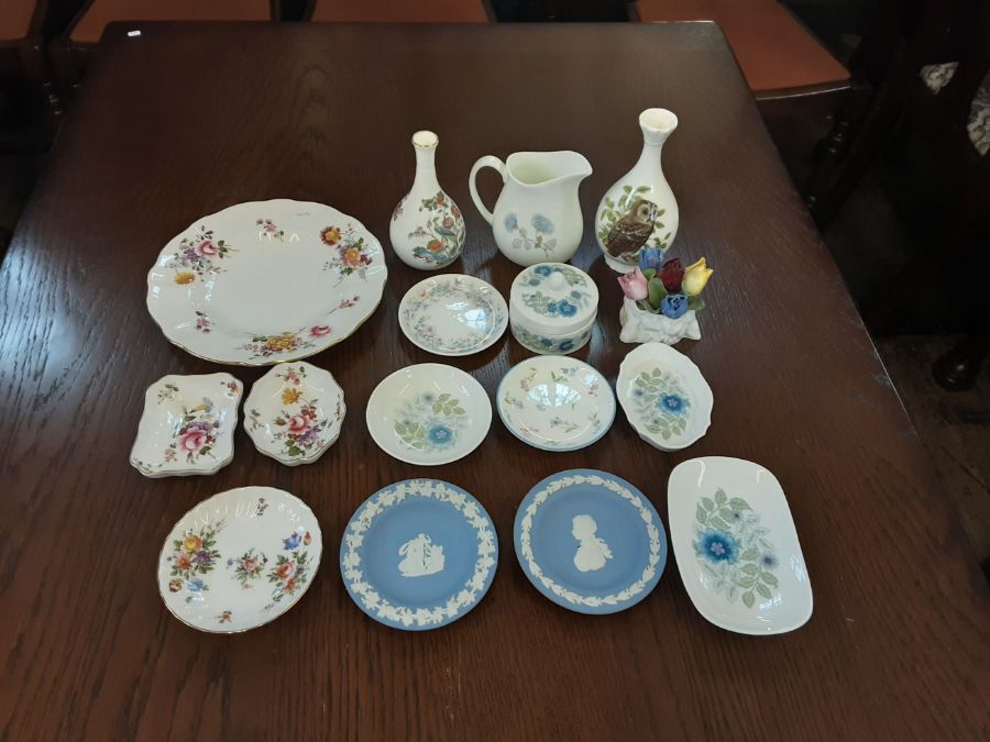 Tray lot of assorted porcelain to include Royal Crown Derby posies dishes and plate, Wedgwood