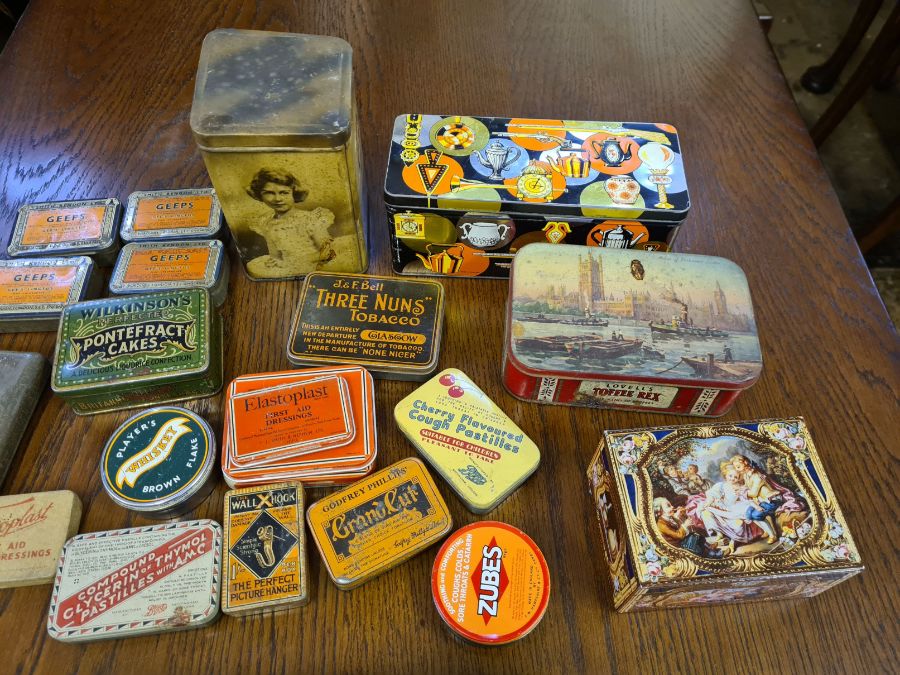 A WWII army armoured fighting vehicle, first aid kit and contents together with a small collection - Image 4 of 4