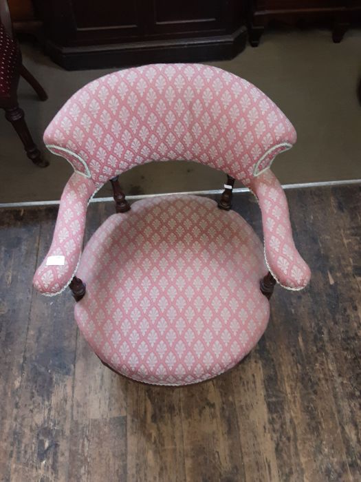 Edwardian walnut tub chair with turned and reeded supports and front legs. - Image 4 of 4