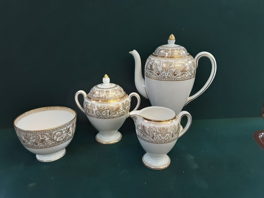 Wedgwood gilt Gold Florentine coffee set comprising 6 cups, 6 saucers, coffee pot, sugar and cream - Image 4 of 5