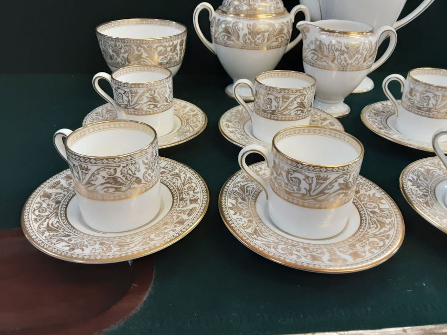 Wedgwood gilt Gold Florentine coffee set comprising 6 cups, 6 saucers, coffee pot, sugar and cream - Image 2 of 5