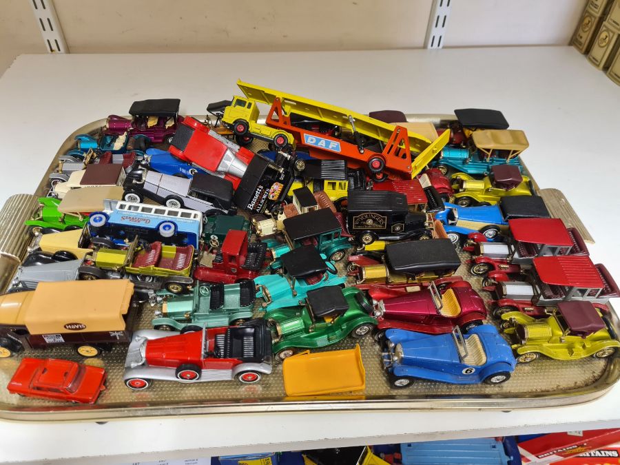 Tray lot of Matchbox and Lledo die cast cars and commercial vehicles.