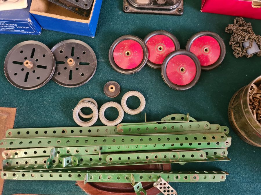 A mixed lot of vintage Meccano including clockwork and electric motors, fittings, wheels red and - Image 3 of 6