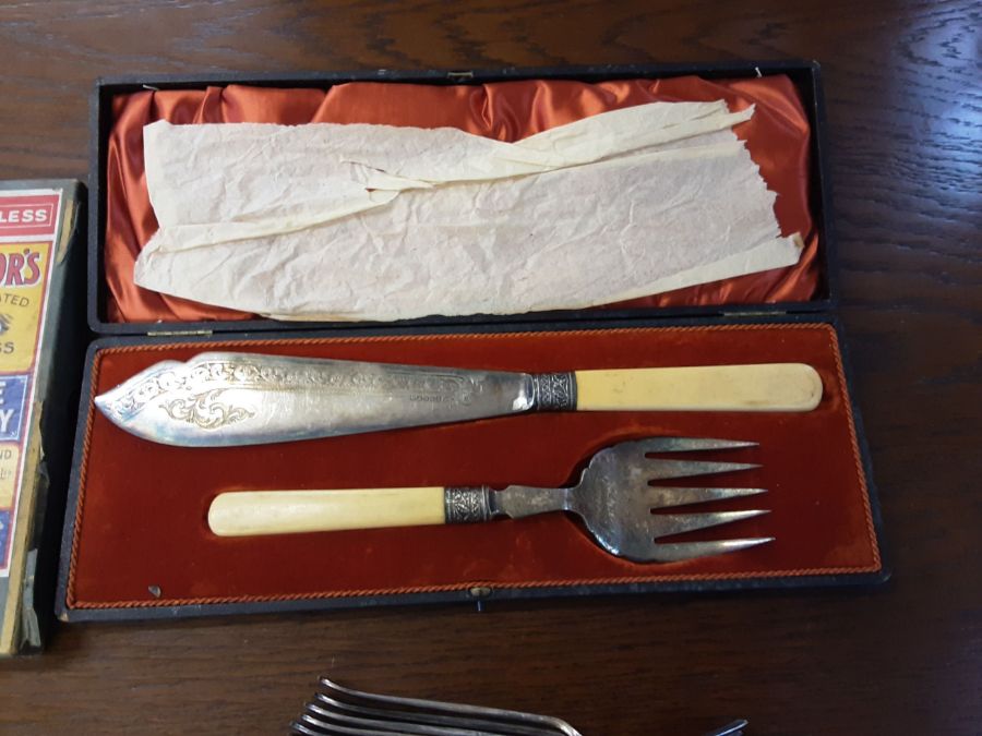 Tray lot of assorted cased cutlery to include dinner knives, Walker & Hall fish serving set and a - Image 5 of 5