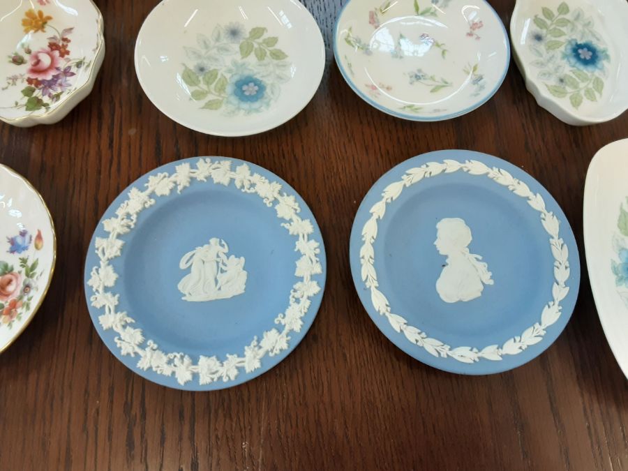 Tray lot of assorted porcelain to include Royal Crown Derby posies dishes and plate, Wedgwood - Image 3 of 4