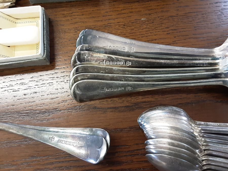 Tray lot of assorted cased cutlery to include dinner knives, Walker & Hall fish serving set and a - Image 3 of 5