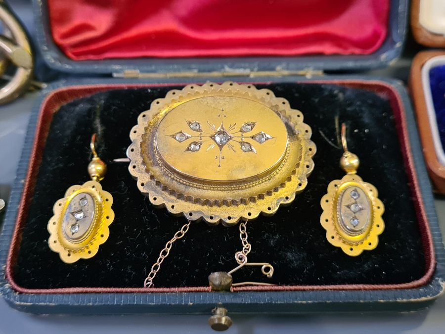 Tray lot of Victorian and later silver and gilt metal jewellery to include silver earring and brooch - Image 4 of 9