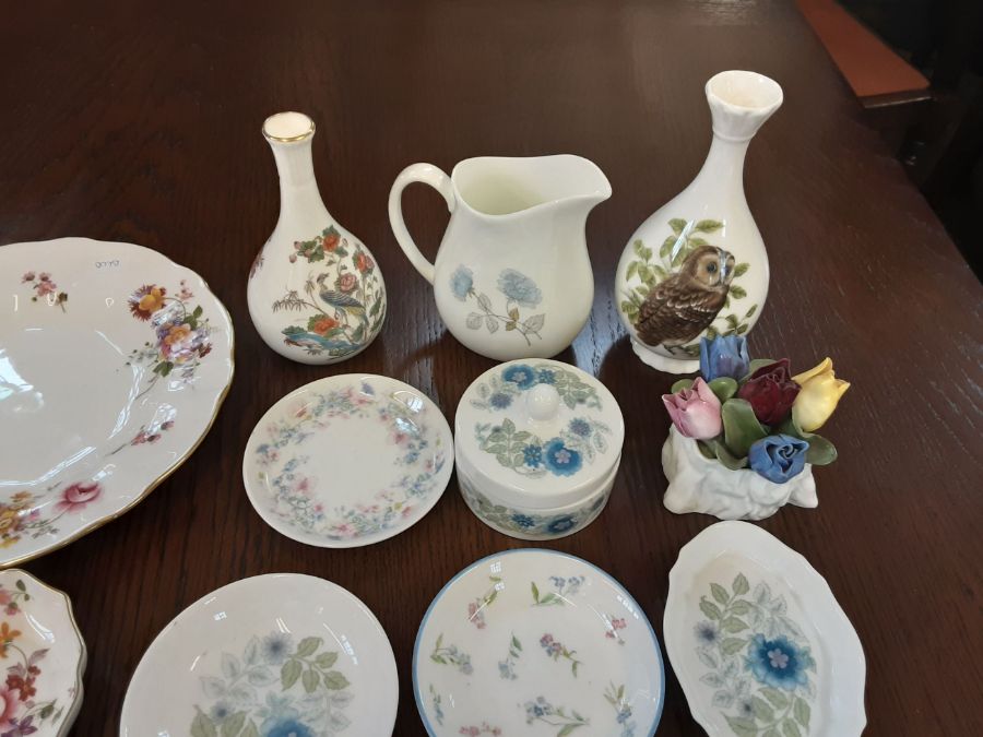 Tray lot of assorted porcelain to include Royal Crown Derby posies dishes and plate, Wedgwood - Image 4 of 4
