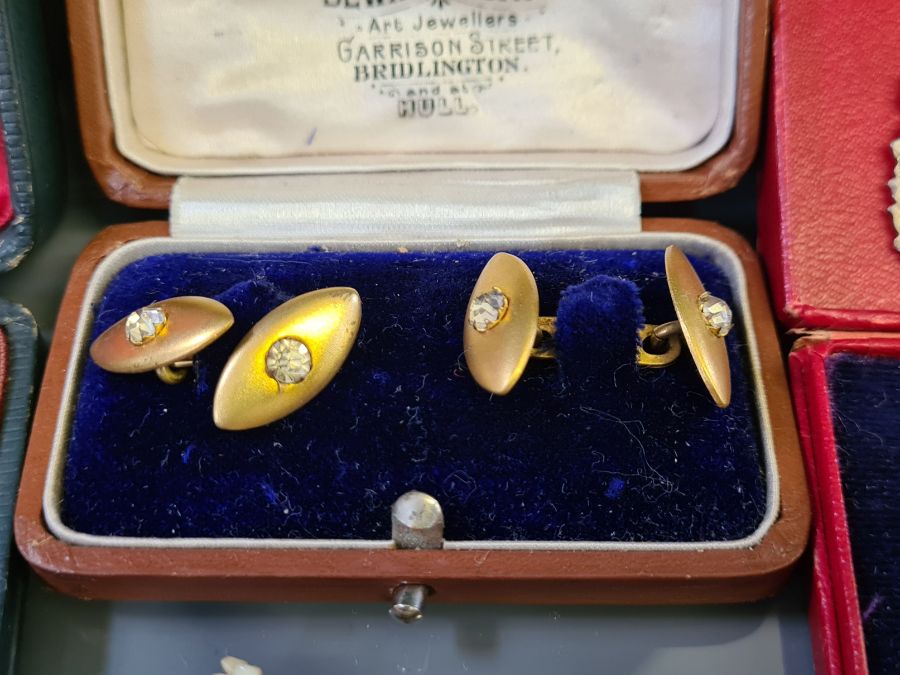 Tray lot of Victorian and later silver and gilt metal jewellery to include silver earring and brooch - Image 5 of 9