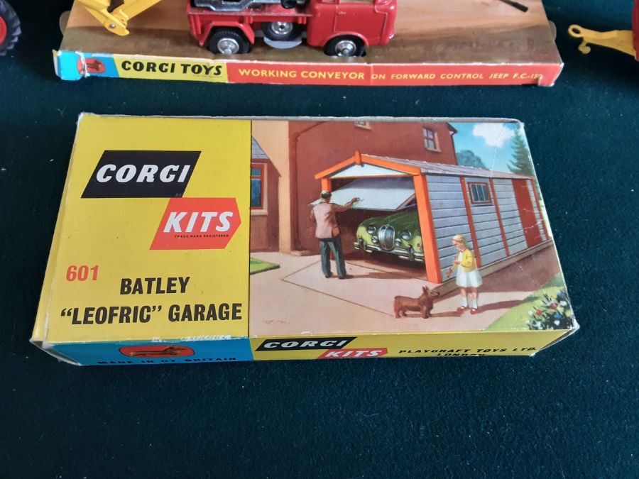 Mixed Corgi lot to include working conveyor on forward control Jeep FC 150, Corgi Massey Ferguson 65 - Image 2 of 7