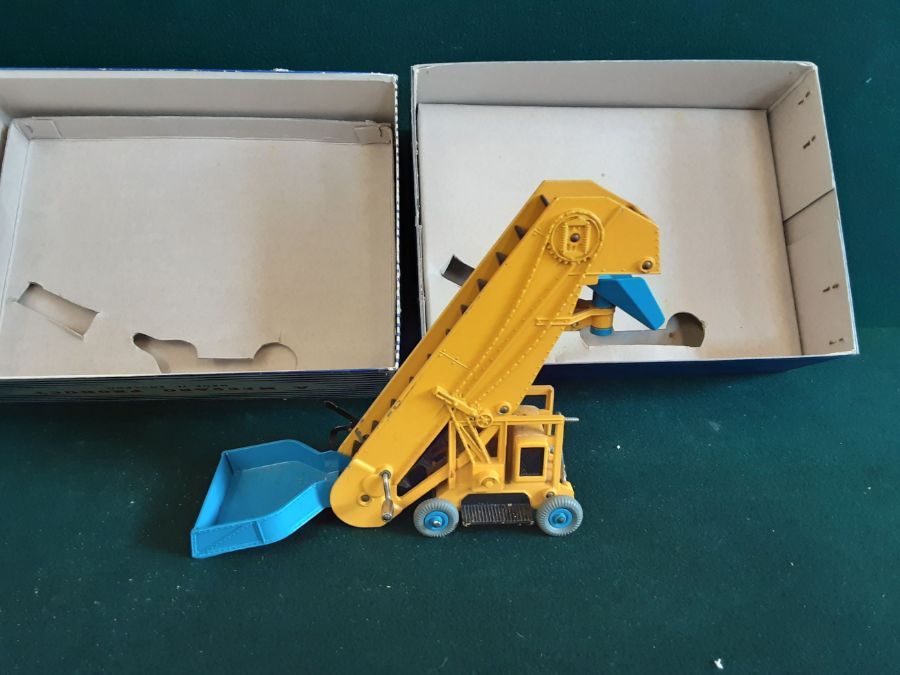 Dinky Super Toys 964 elevator loader with working hopper elevator and chute. - Image 4 of 6