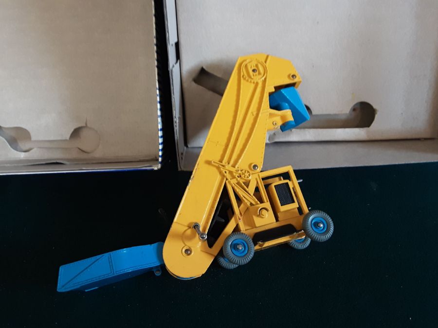 Dinky Super Toys 964 elevator loader with working hopper elevator and chute. - Image 6 of 6