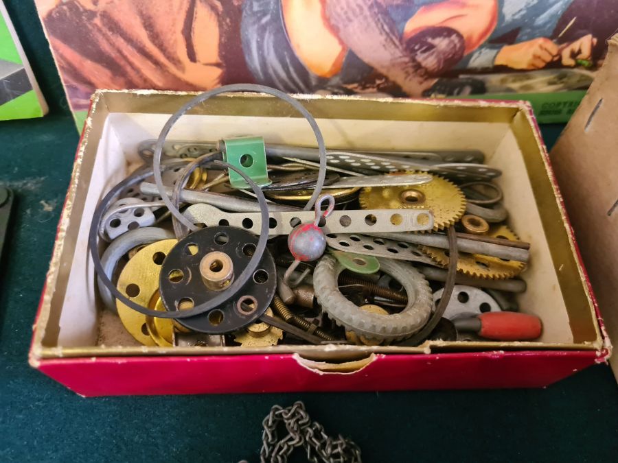 A mixed lot of vintage Meccano including clockwork and electric motors, fittings, wheels red and - Image 6 of 6