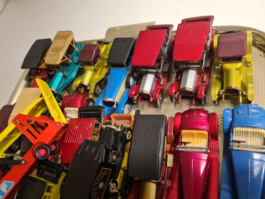 Tray lot of Matchbox and Lledo die cast cars and commercial vehicles. - Image 2 of 4