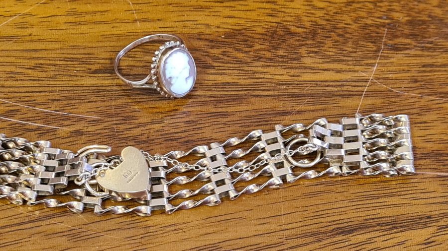 9ct gold padlock and gate bracelet, 12g together with a 9ct cameo ring. - Image 5 of 5