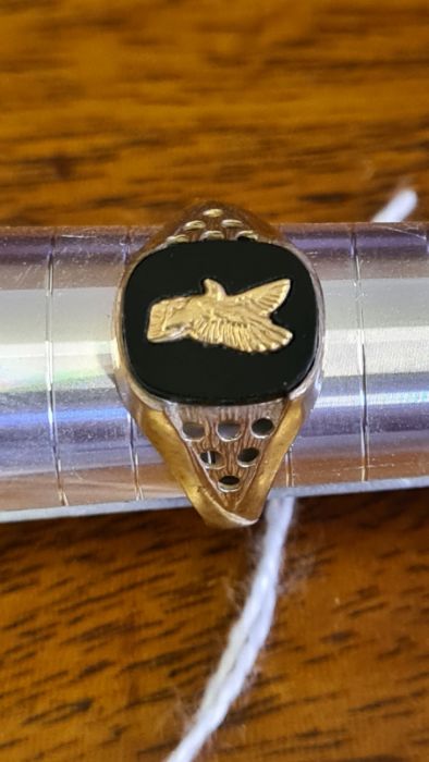 9ct gold gentleman's signet ring with mounted Eagle, UK size R.