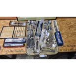 Tray lot of cased and uncased cutlery.