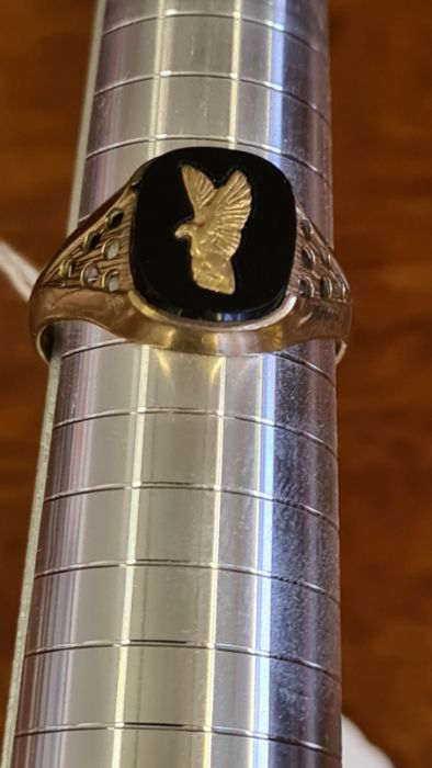 9ct gold gentleman's signet ring with mounted Eagle, UK size R. - Image 3 of 3