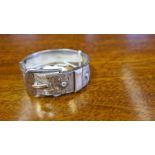 Chester silver belt buckle gate bracelet with chased decoration, 27g. Circa 1948.