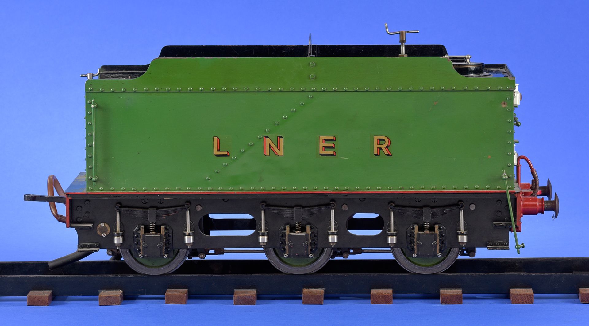 Echtdampflok mit Tender basierend auf LNER-Klasse V2 der britischen Bahngesellschaft, London und N - Image 5 of 10