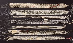 31 Perlenkettenstränge, L 42 cm und kürzer.