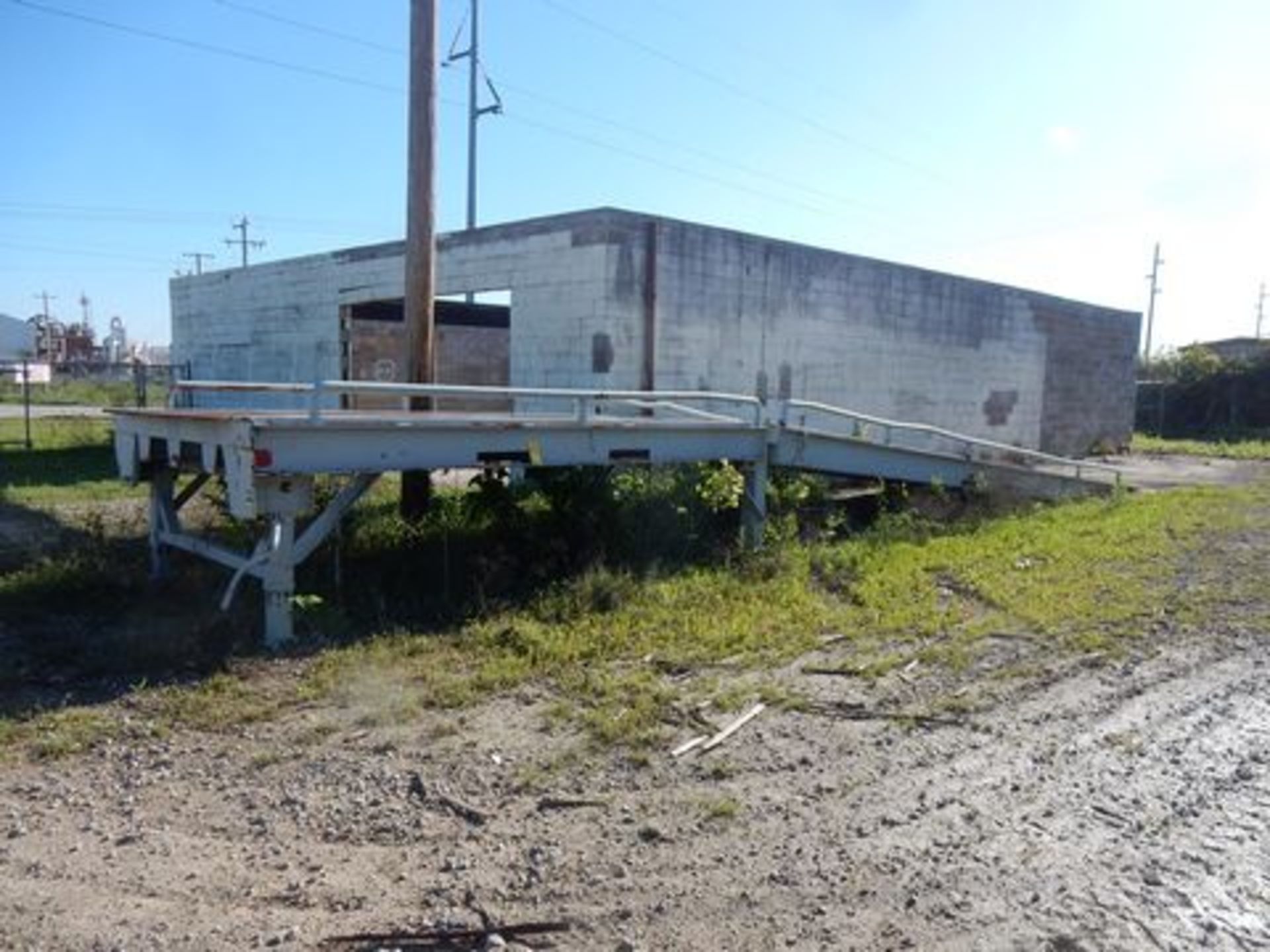 APPROX. 8'6" X 14' PORT. LOADING RAMP W/32' INCLINED APPROACH