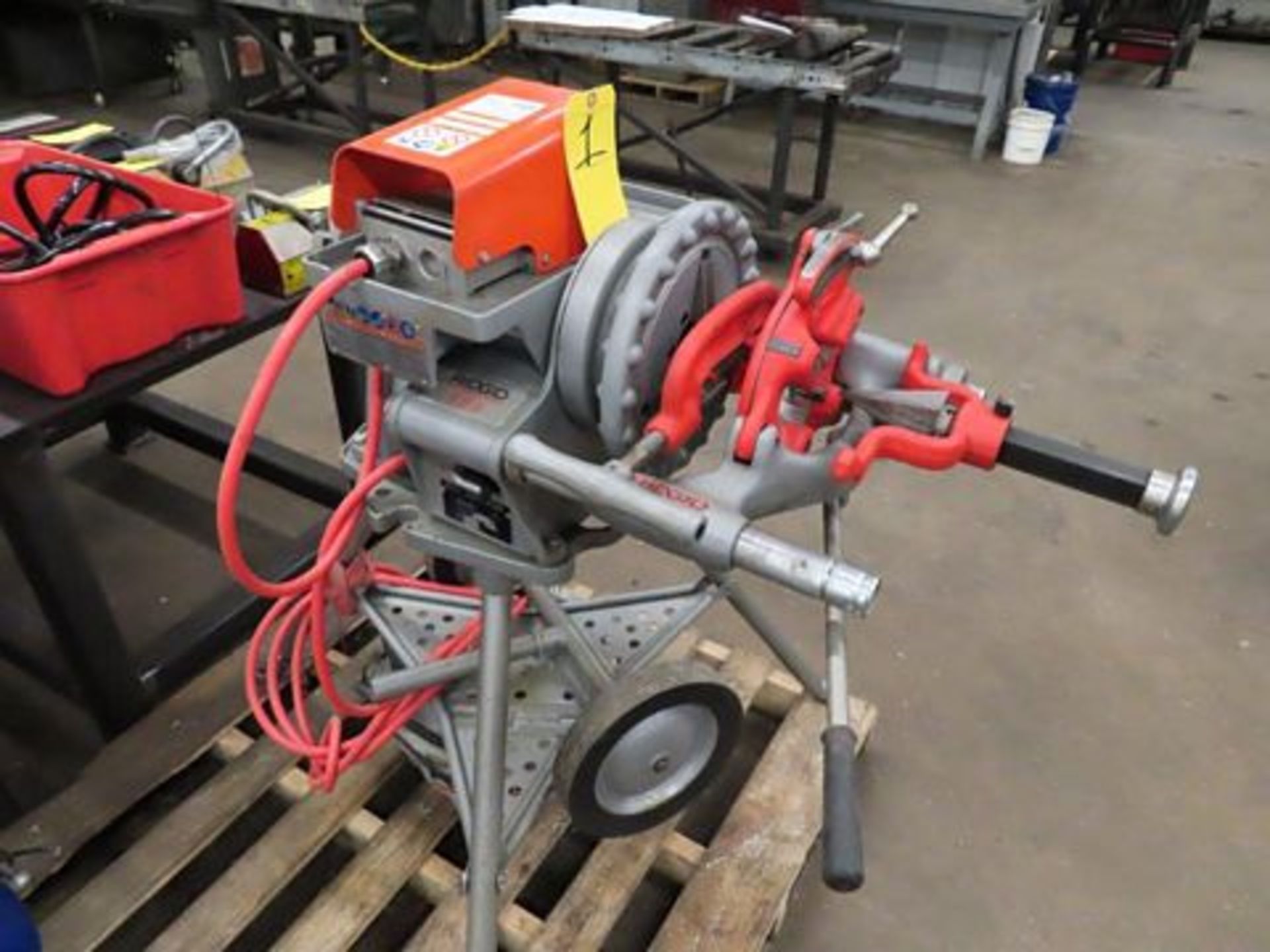 RIDGID 300 PIPE THREADER W/TRI STAND, ACCESS.