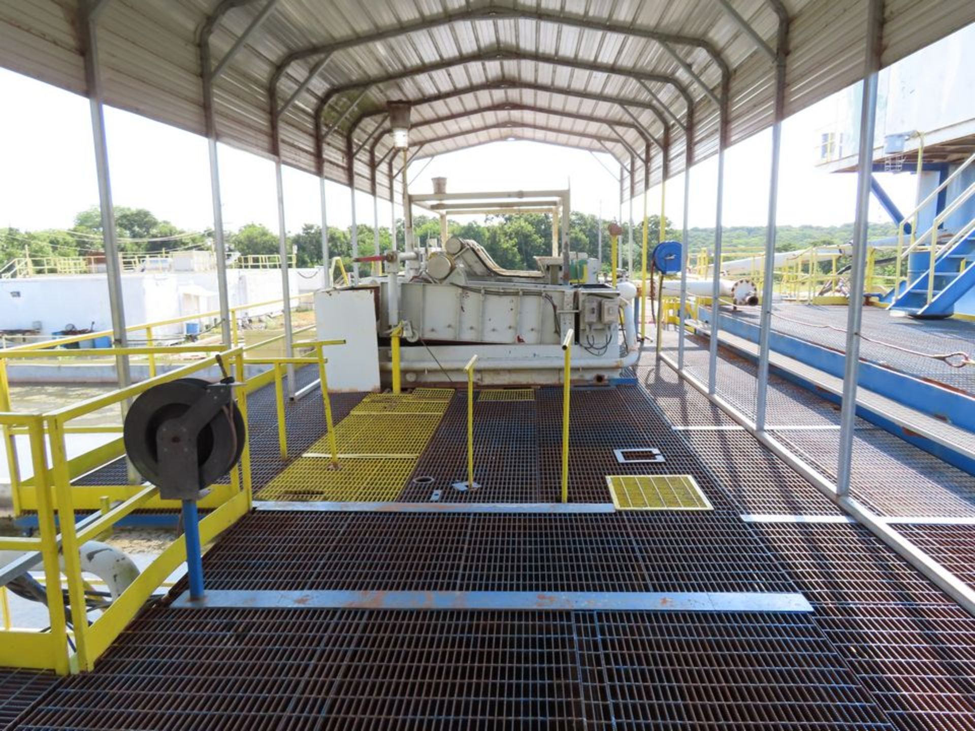 400 BBL DISCHARGE MUD TANK W/(2) DERRICK SHALE SHAKERS - Image 3 of 9