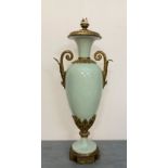 LAMPE balustre en porcelaine céladon. Monture en bronze. Style Louis XVI, début XXe (égrenure au