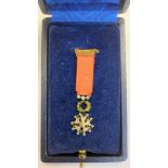 CROIX miniature d'officier de la Légion d'Honneur en or, émail (deux légers manques) et diamants.