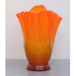 VASE mouchoir en verre orange. Murano, XXe. Haut. 22,5.