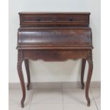 BUREAU à gradin en placage d'acajou. Pieds galbés. Epoque Napoléon III. 109 X 84 X 53.