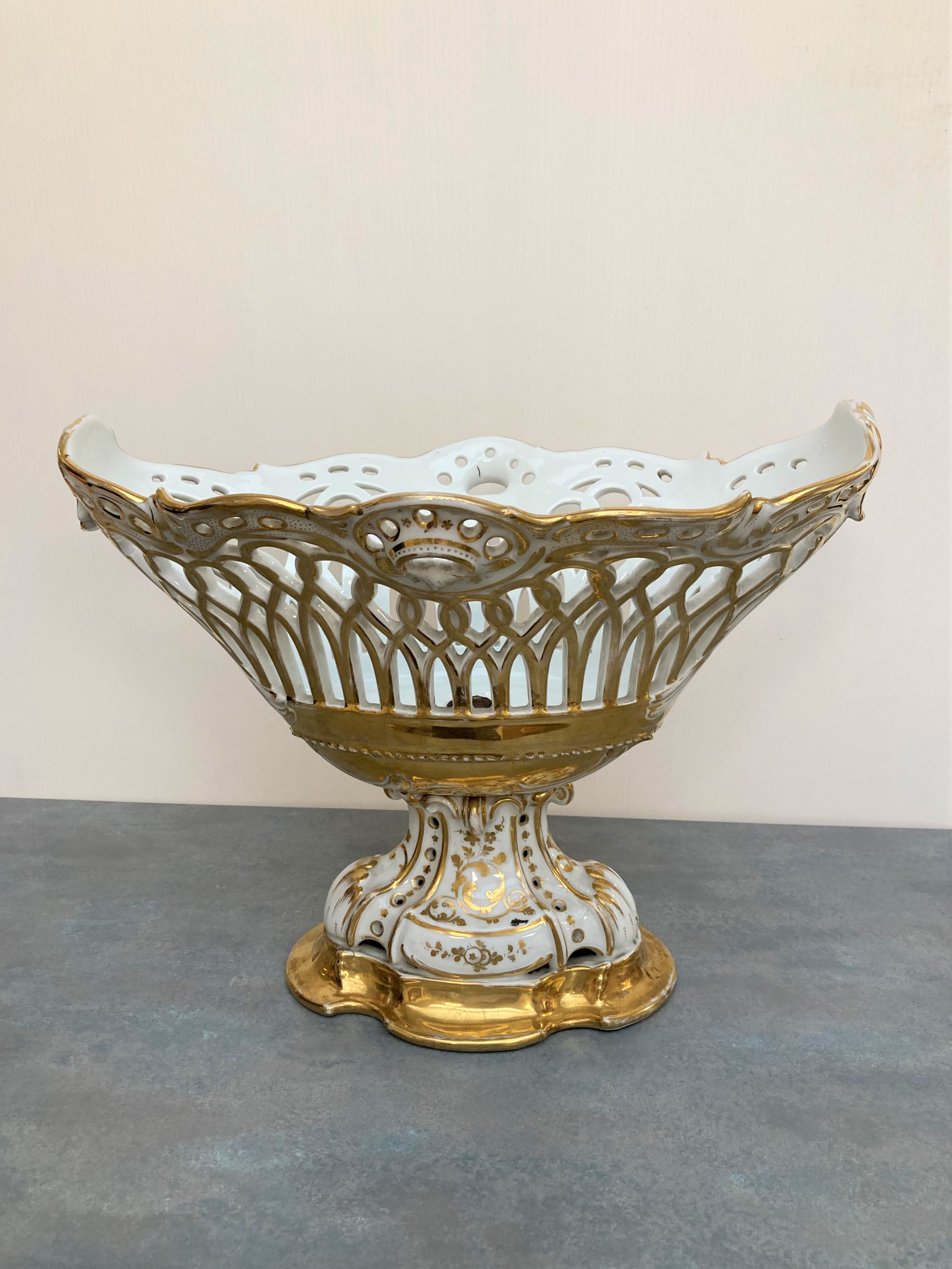 COUPE ajourée de forme mouvementée en porcelaine blanche et or. Epoque Napoléon III. Long. 37.