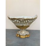 COUPE ajourée de forme mouvementée en porcelaine blanche et or. Epoque Napoléon III. Long. 37.