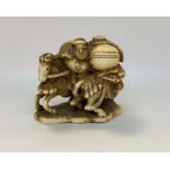 OKIMONO en ivoire sculpté dans le style des netsukés de deux samouraïs à cheval s'affrontant et se