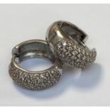 Paire de BOUCLES d'oreilles en or gris, pavées de diamants taille brillant (0,9 ct). 8,6 g.