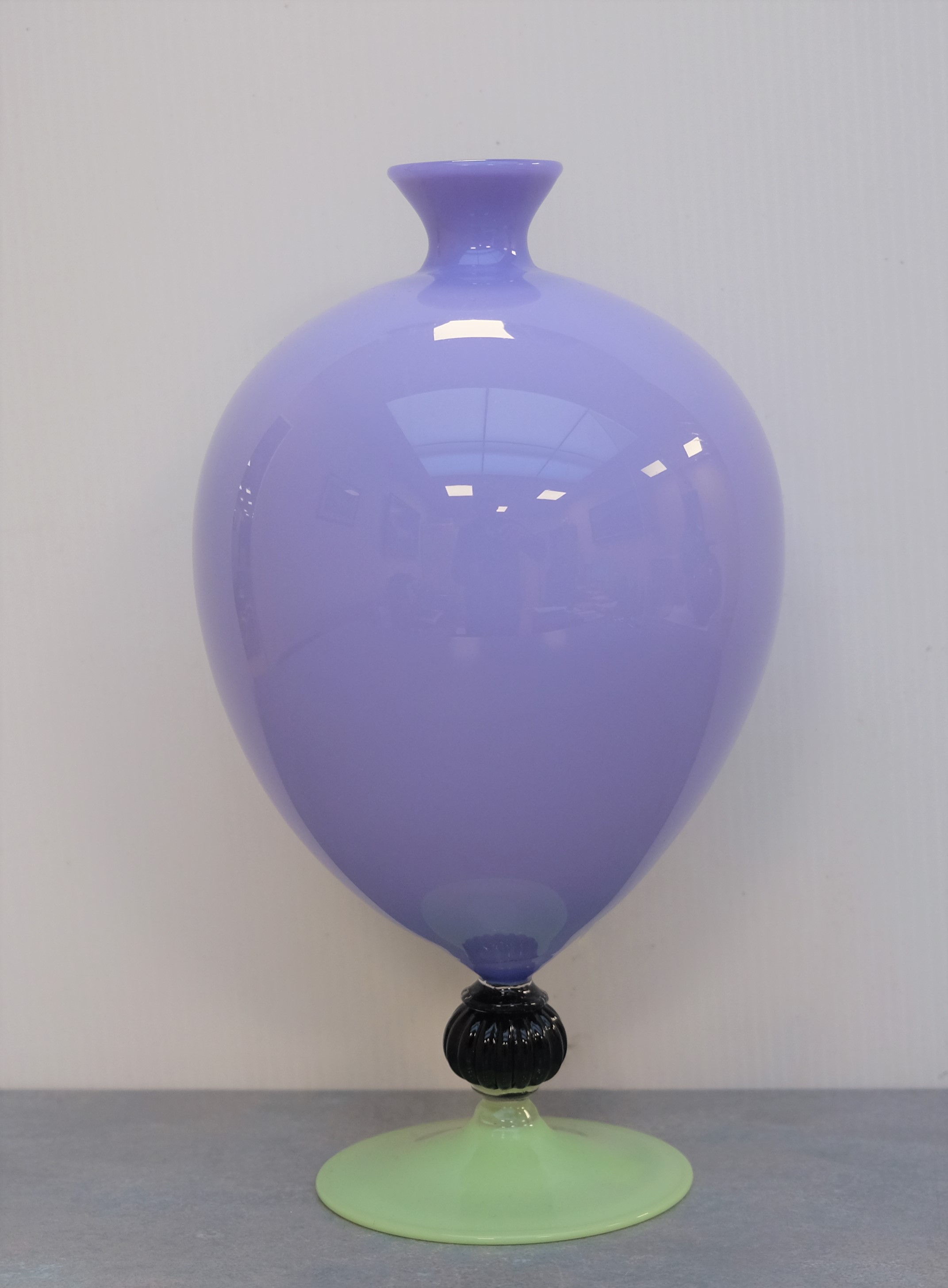 VASE dit Véronèse en verre mauve. Piédouche vert pâle et noir. Murano, XXe. Haut. 25,5.