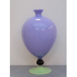 VASE dit Véronèse en verre mauve. Piédouche vert pâle et noir. Murano, XXe. Haut. 25,5.