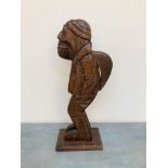 CASSE-NOIX en bois sculpté figurant un paysan. Art populaire, XXe. Haut. 32.