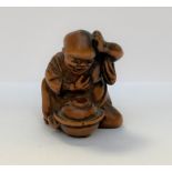 NETSUKE en buis illustrant la légende bunbuku chagama, le moine observant sa bouilloire se