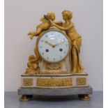 PENDULE en marbre et bronze doré, le sujet figurant l'Amour et l'Amitié. Epoque Louis XVI. Haut.