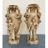 Paire de VASES en porcelaine beige ornés de motifs de fleurs en relief et agrémentés d'un couple